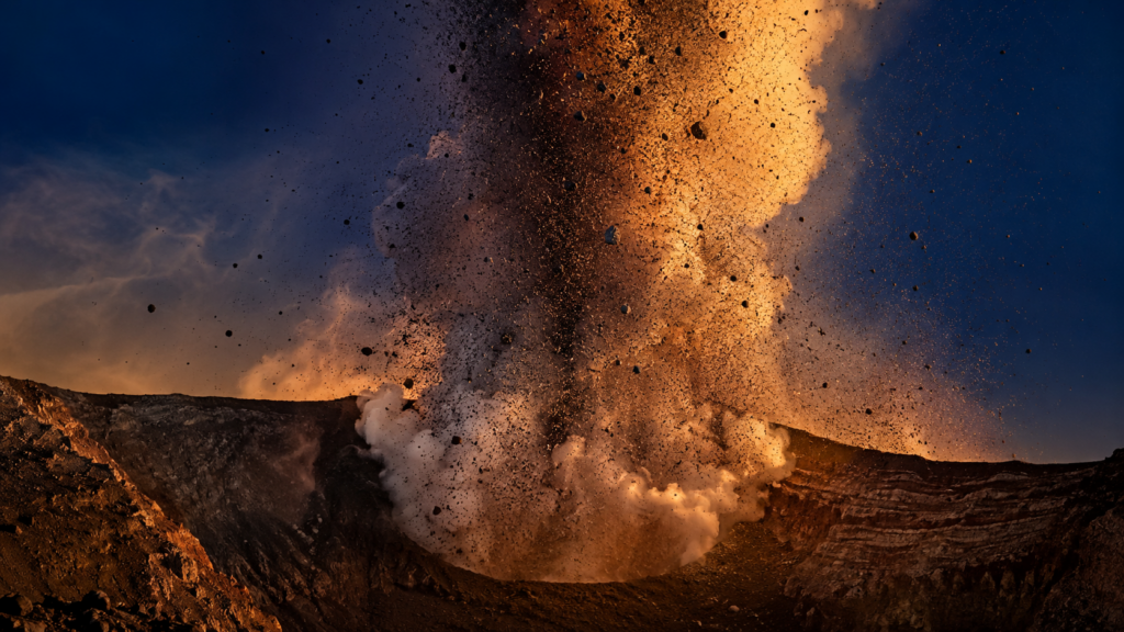 水蒸気噴火で噴煙と火山灰が立ちのぼる様子を象徴したイメージ