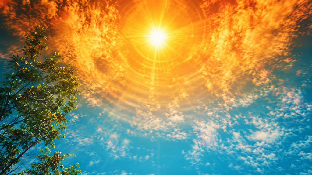 真夏の強烈な太陽と熱波が広がる空のイメージ