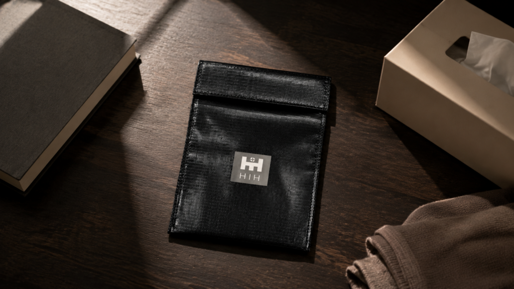 モバイルバッテリーを周囲の可燃物と分けて保管するHIH耐火収納バッグ
