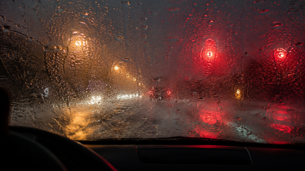 激しい雨でワイパーが追いつかず視界が悪化した運転席からの眺めのイメージ